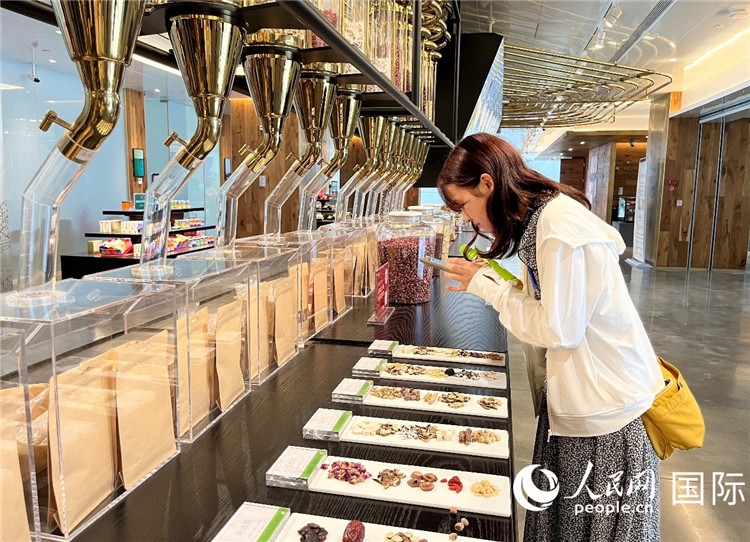 4. 代表團(tuán)團(tuán)員對新中式茶飲的食材充滿興趣。（人民網(wǎng)記者陳思 攝）