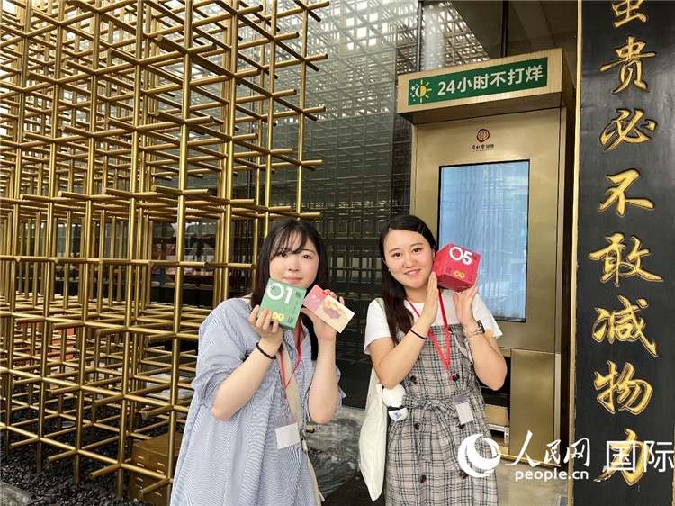 5. 代表團(tuán)團(tuán)員展示通過無人售藥機購買的盲盒。（人民網(wǎng)記者陳思 攝）