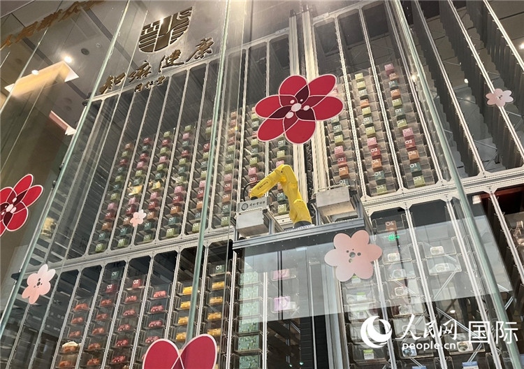 6. 機械臂正在取貨。（人民網(wǎng)記者陳思 攝）