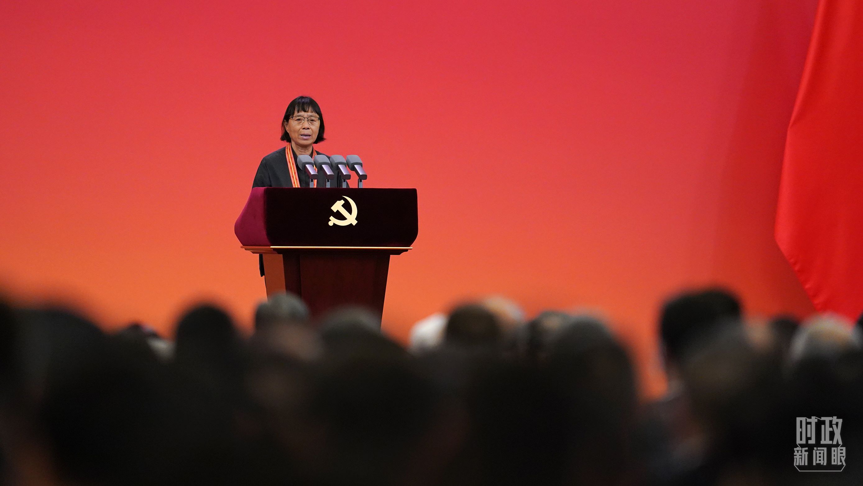  △2021年6月，幫助數(shù)千名貧困山區(qū)女孩圓夢(mèng)大學(xué)的人民教師張桂梅，代表“七一勛章”獲得者發(fā)言。（總臺(tái)國(guó)廣記者李晉拍攝）