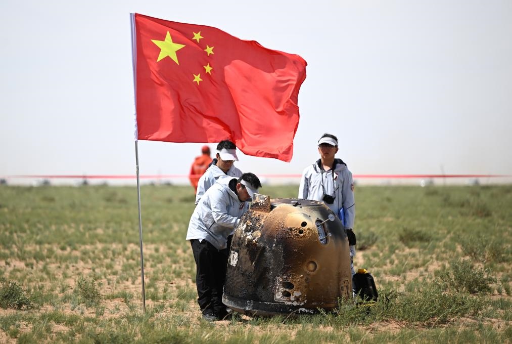 6月25日14時7分，嫦娥六號返回器攜帶來自月背的月球樣品安全著陸在內(nèi)蒙古四子王旗預定區(qū)域，探月工程嫦娥六號任務(wù)取得圓滿成功。新華社記者 貝赫 攝