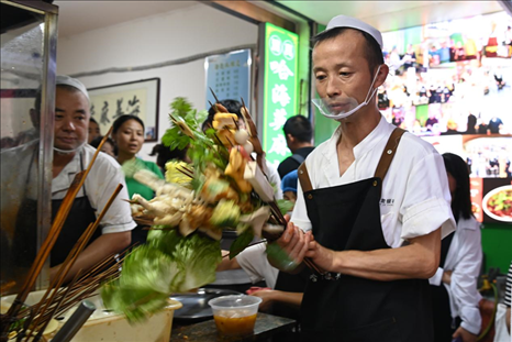 店員準(zhǔn)備制作天水麻辣燙。新華社記者 范培珅 攝