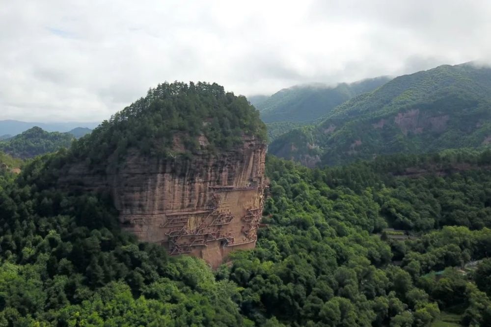 麥積山石窟全景。新華社記者 范培珅 攝