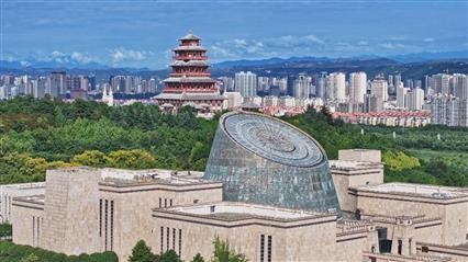 △寶雞青銅器博物院建筑外形運(yùn)用高臺(tái)門闕、青銅厚土的建筑語(yǔ)言，氣勢(shì)恢宏，厚重威嚴(yán)。（總臺(tái)央視記者范凱拍攝）
