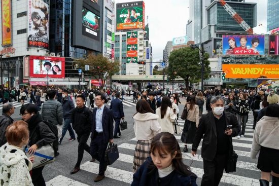 2023年11月15日，人們走過(guò)日本東京澀谷車站前的十字路口。新華社記者張笑宇攝
