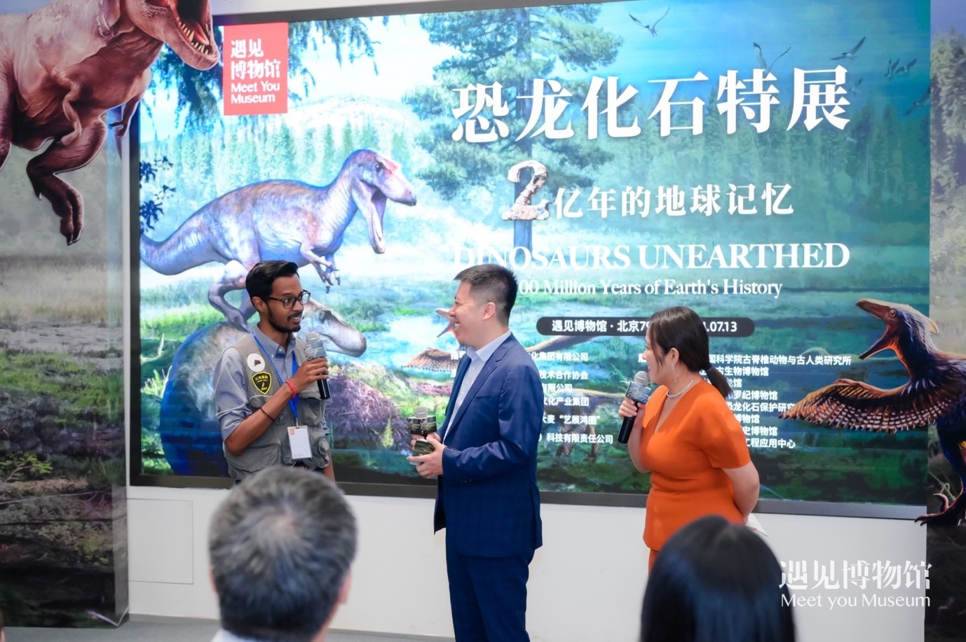 8. 中國科學院古脊椎動物與人類研究所特別研究助理保羅·拉米向游客介紹“2億年的地球記憶——恐龍化石特展”。遇見博物館供圖