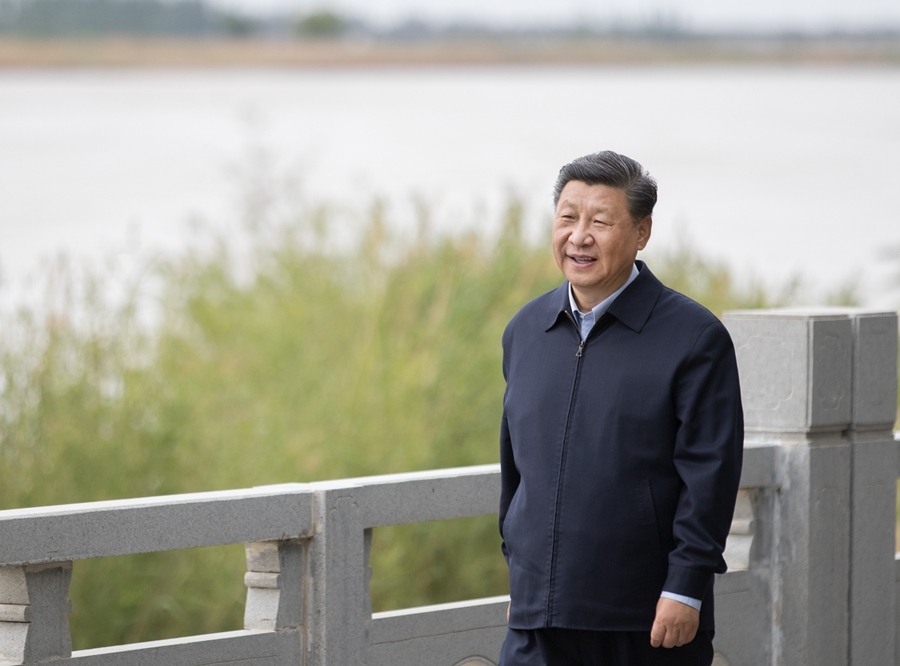 2020年6月8日，中共中央總書記、國家主席、中央軍委主席習近平在寧夏黃河吳忠市城區(qū)段了解加強黃河流域生態(tài)保護情況。新華社記者 王曄 攝