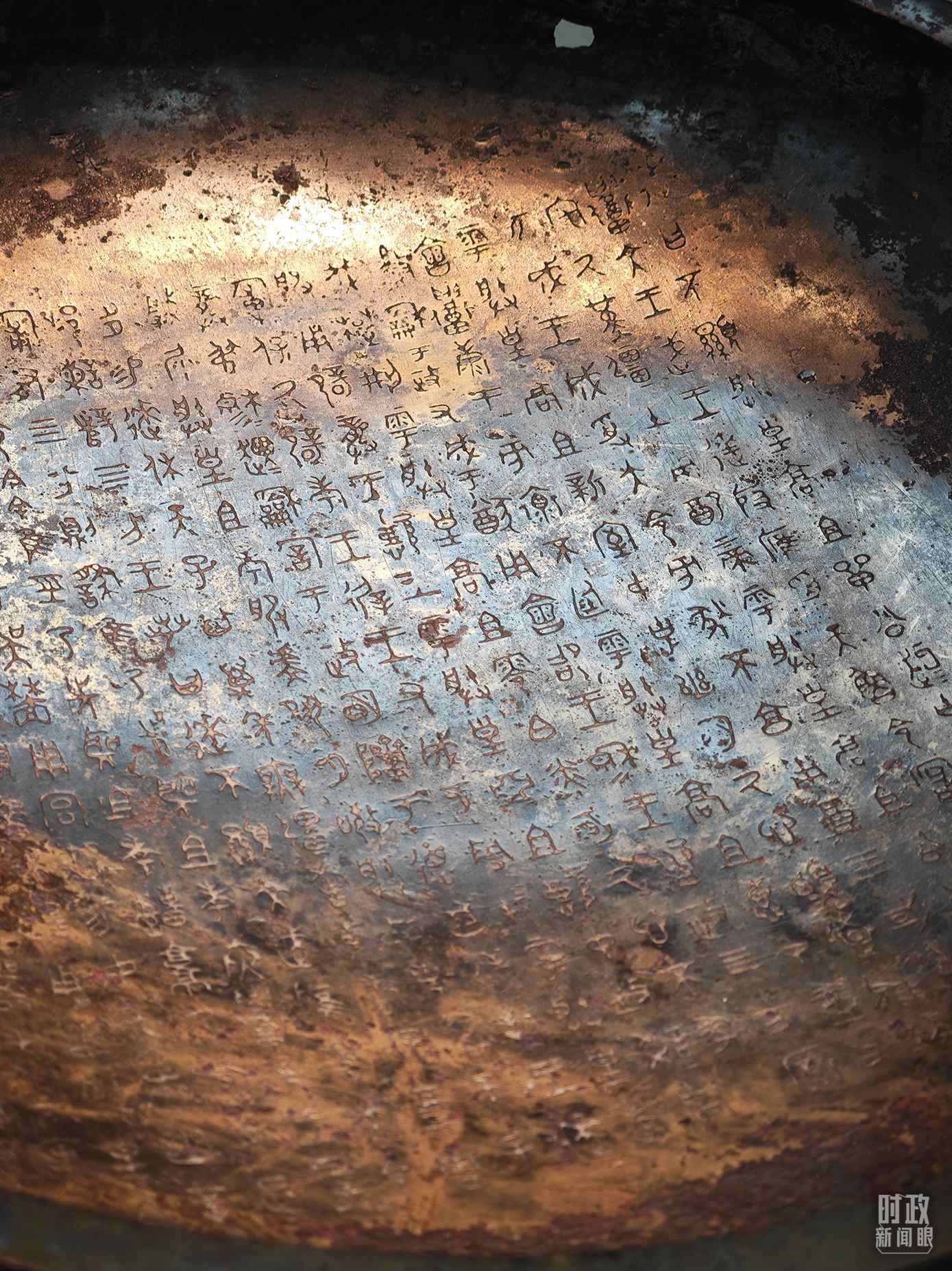 △ 寶雞青銅器博物院內(nèi)展陳——逨盤。（總臺央視記者丁欣、彭漢明拍攝）