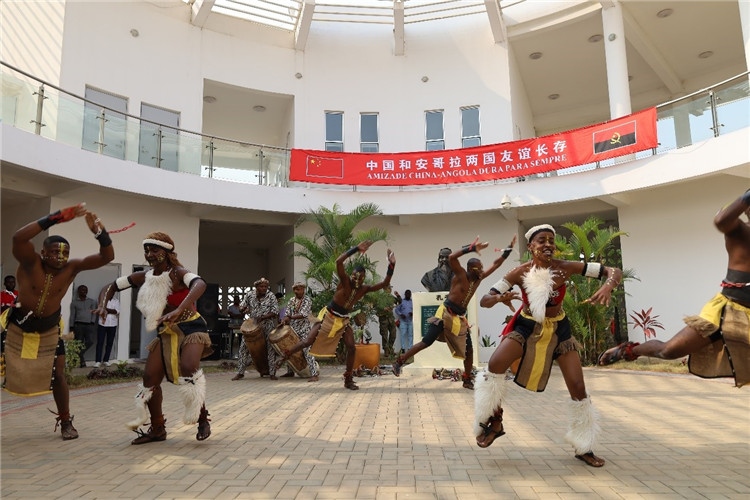 安哥拉民族舞。內(nèi)圖大學孔子學院供圖