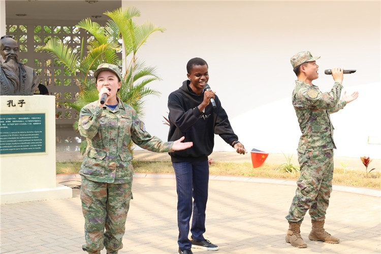 孔院學生與中國海軍官兵合唱《天地龍鱗》。內(nèi)圖大學孔子學院供圖