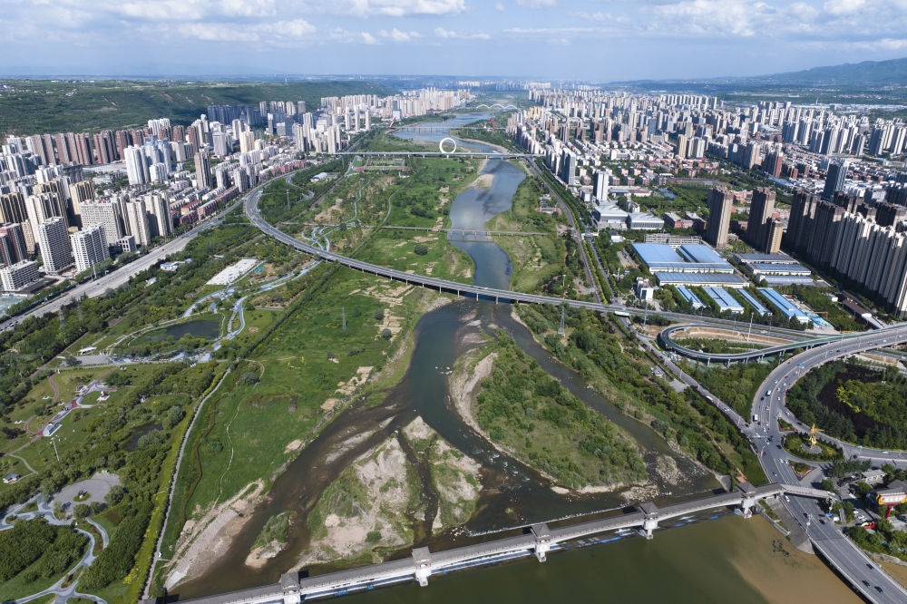 2024年5月9日在陜西省寶雞市拍攝的黃河最大支流渭河沿岸景色（無(wú)人機(jī)照片）。