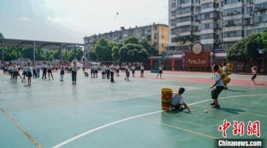 翠竹小學(xué)的學(xué)生在進行拋繡球運動。歐惠蘭 攝