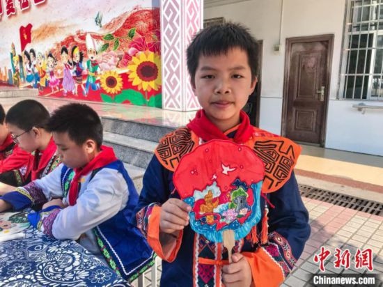 翠竹小學(xué)學(xué)生展示自己繪制的團扇作品。蔣豐慧 攝