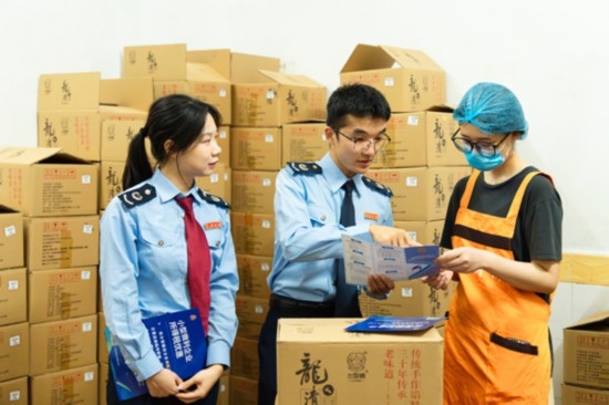國家稅務(wù)總局平樂縣稅務(wù)局青年服務(wù)隊深入本土月餅生產(chǎn)銷售企業(yè)，精準(zhǔn)推送適用稅惠政策，為香甜的月餅增添“稅滋味”。任斯林?jǐn)z