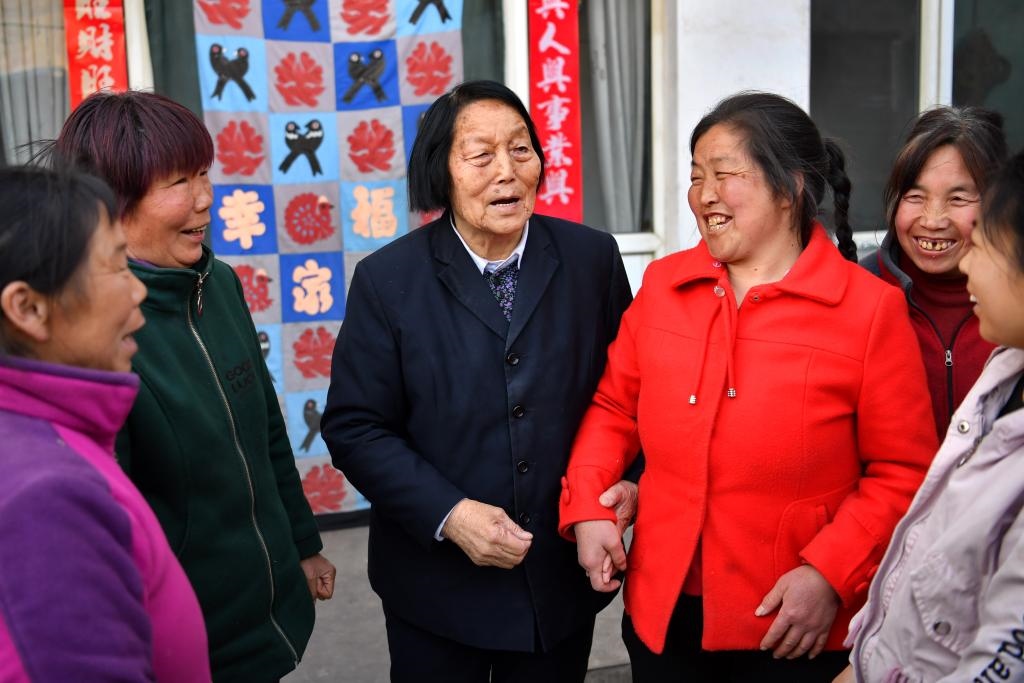2019年3月23日，申紀(jì)蘭（左三）在山西省平順縣西溝村與村民分享全國(guó)兩會(huì)精神。新華社記者 曹陽(yáng) 攝