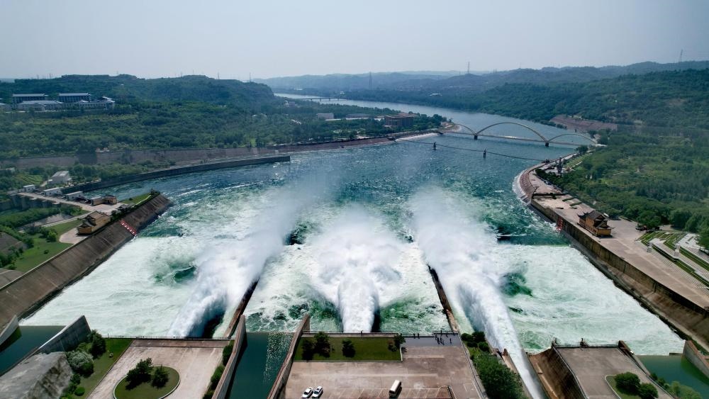 2023年6月21日，調(diào)水調(diào)沙清水下泄階段的小浪底水庫(kù)下泄基本為清水（無(wú)人機(jī)照片）。黃河調(diào)水調(diào)沙已實(shí)施22年，通過(guò)調(diào)水調(diào)沙，黃河下游河道主河槽得到全線沖刷，河床有明顯下降，行洪和過(guò)沙能力普遍提高。