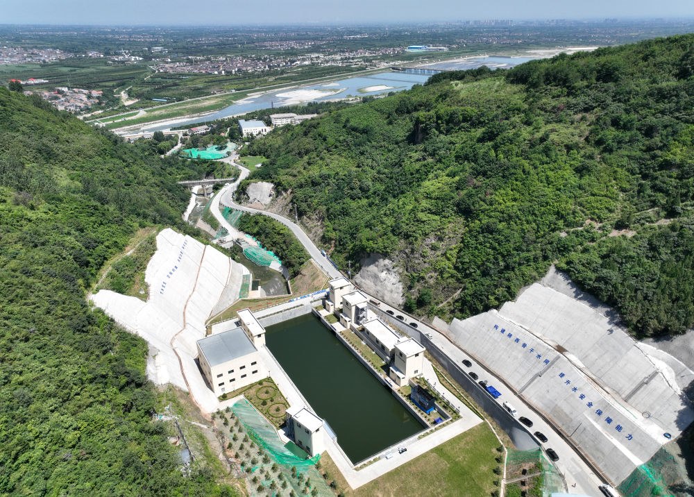 2023年7月16日，國(guó)家重大水利工程引漢濟(jì)渭工程成功實(shí)現(xiàn)先期通水，這是在陜西西安拍攝的黃池溝配水樞紐（無(wú)人機(jī)照片）。引漢濟(jì)渭工程全部建成投用后，可增加渭河入黃河水量年均6億至7億立方米。