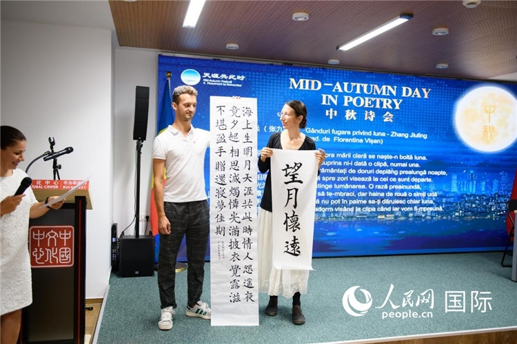 現(xiàn)場(chǎng)的羅馬尼亞書(shū)法愛(ài)好者書(shū)寫(xiě)并展示作品。傅永山攝