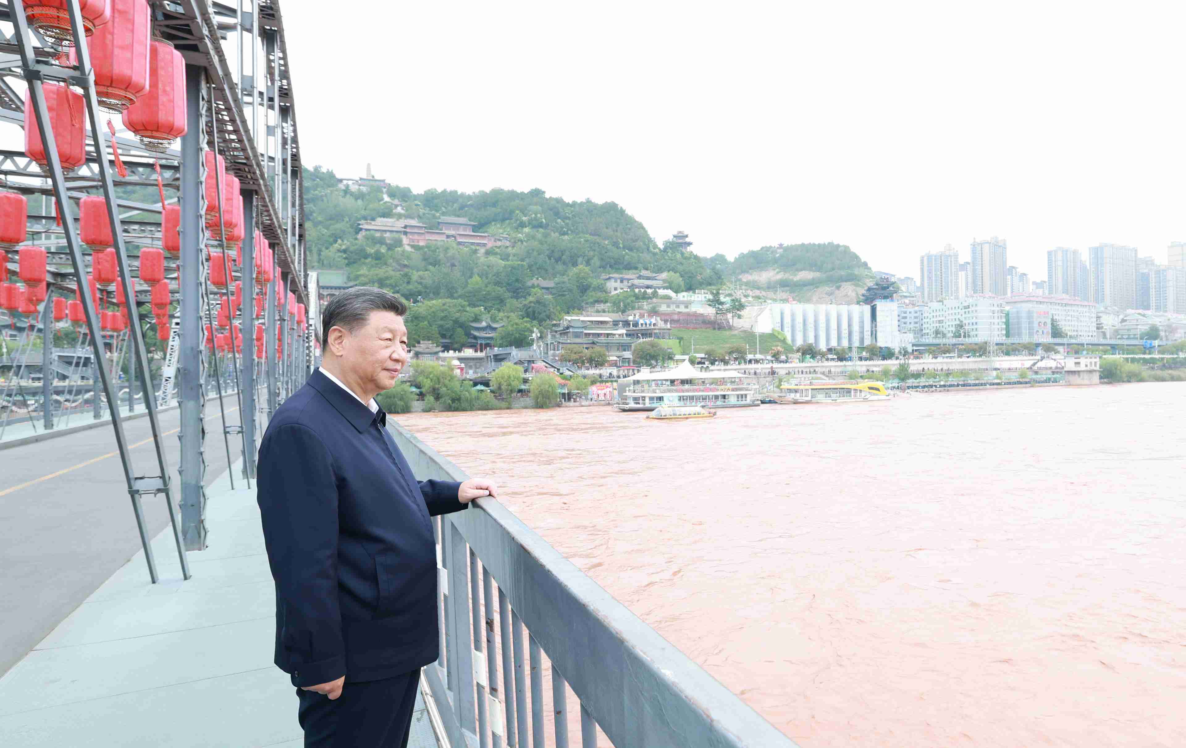 △9月11日，習(xí)近平總書記在甘肅蘭州中山橋上遠(yuǎn)眺黃河。