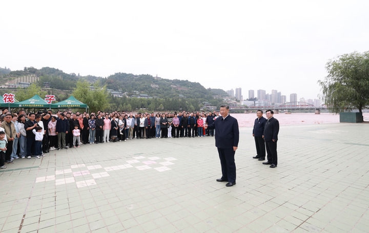 9月10日至13日，中共中央總書記、國家主席、中央軍委主席習(xí)近平在甘肅考察。這是11日下午，習(xí)近平在黃河蘭州中山橋段考察時，同在場的干部群眾親切交流。新華社記者 王曄 攝