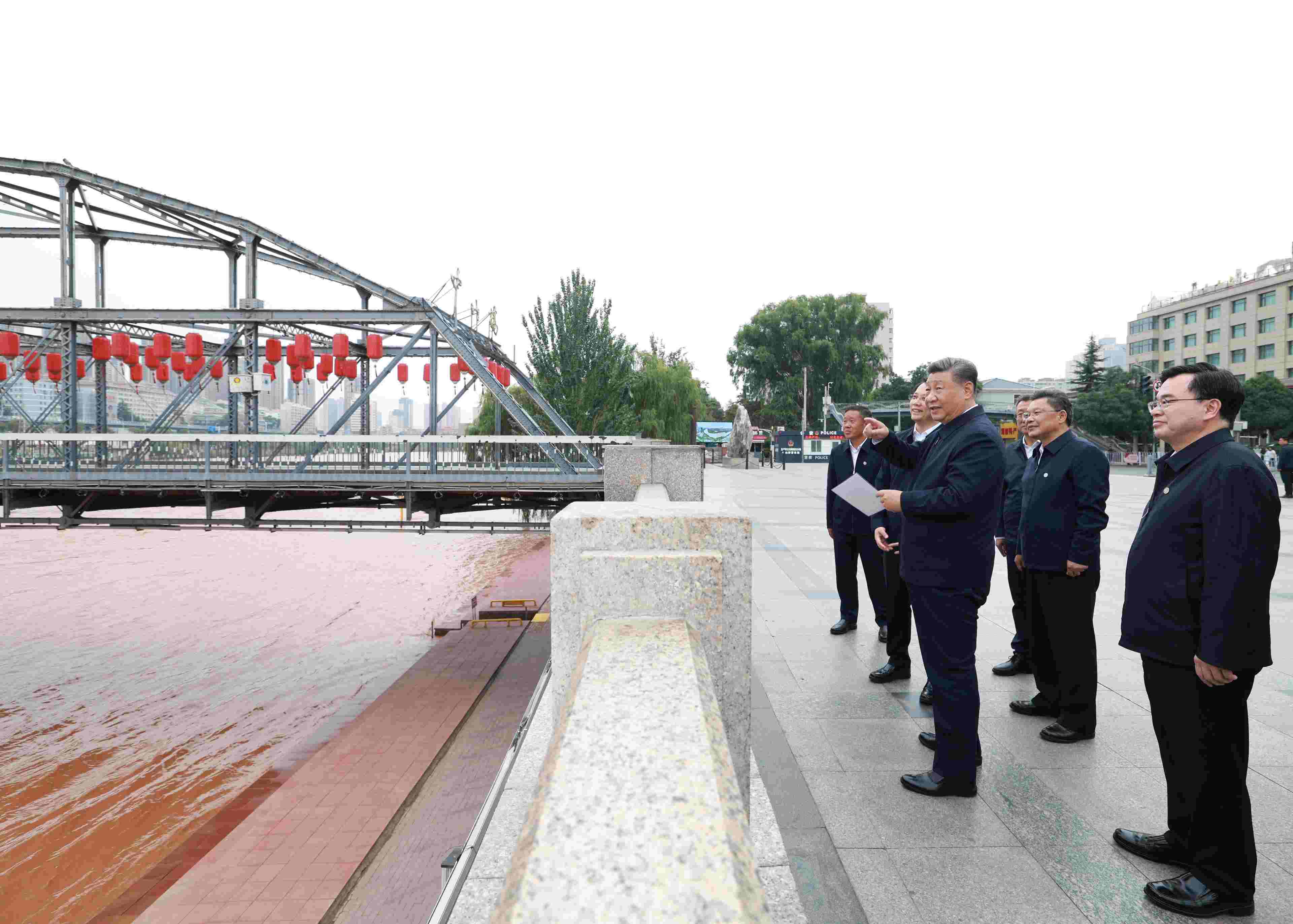 △ 2024年9月11日，習(xí)近平總書記來到甘肅省蘭州市黃河蘭州中山橋段，了解當(dāng)?shù)赝苿?dòng)黃河流域生態(tài)保護(hù)情況。