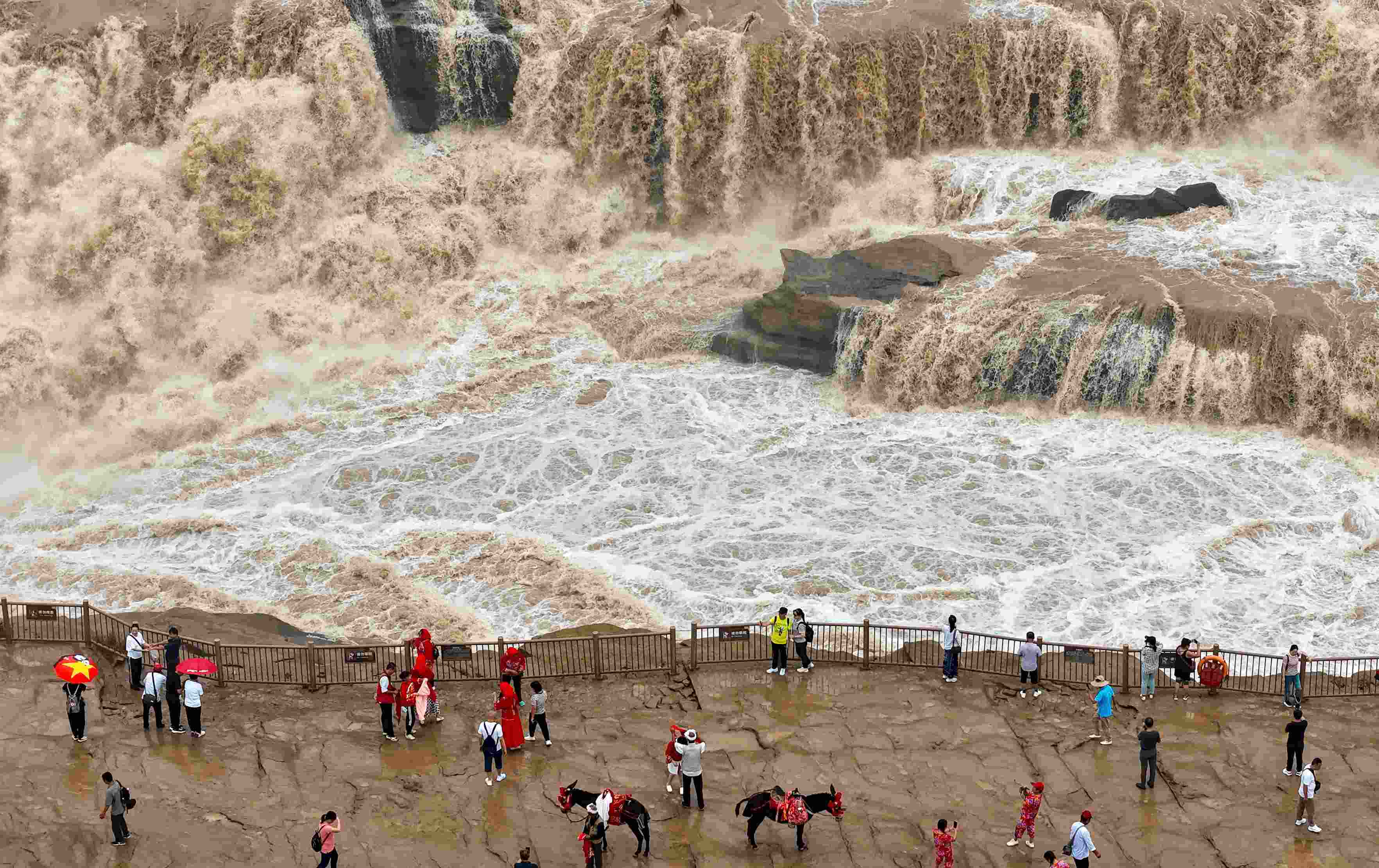 △9月9日，游客在黃河壺口瀑布景區(qū)游覽。