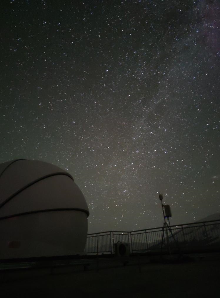 星空下的塔縣星地激光通信地面站。（中國科學(xué)院空天信息創(chuàng)新研究院供圖）