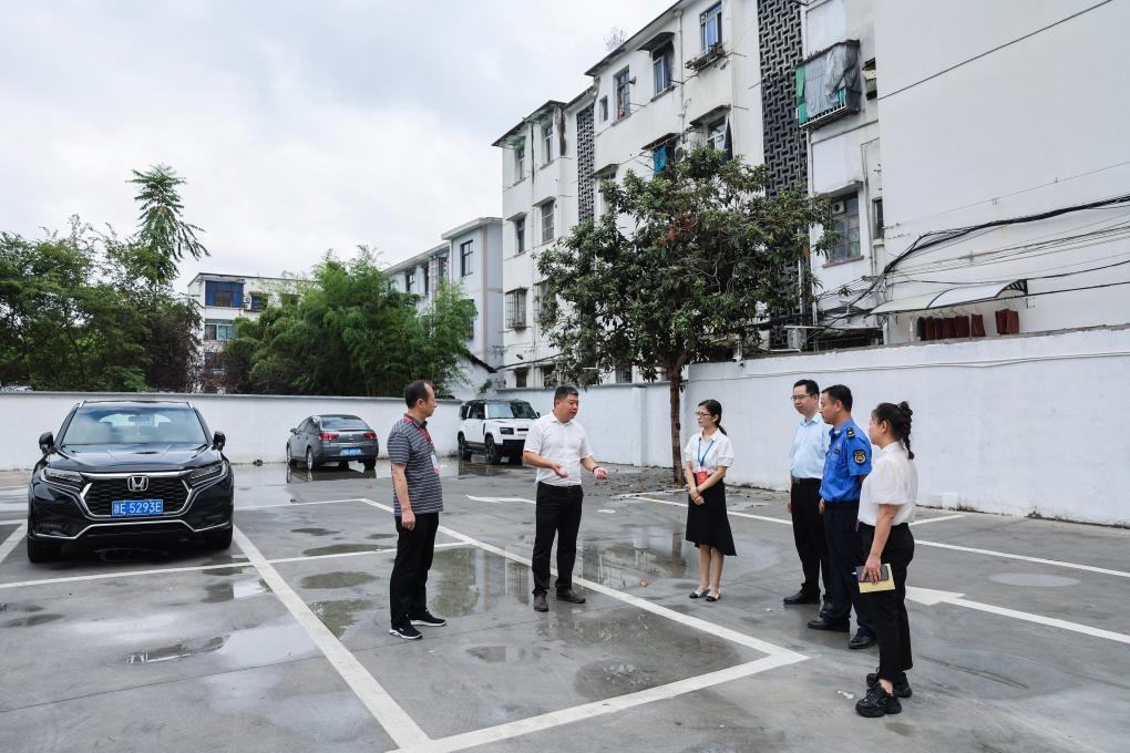 2024年9月11日，在浙江省湖州市，湖州吳興區(qū)人大代表、人大飛英街道工委代表及塔下街社區(qū)代表前往已改建的一處停車場(chǎng)進(jìn)行實(shí)地調(diào)研，監(jiān)督該改建項(xiàng)目的完成情況。新華社記者 徐昱 攝