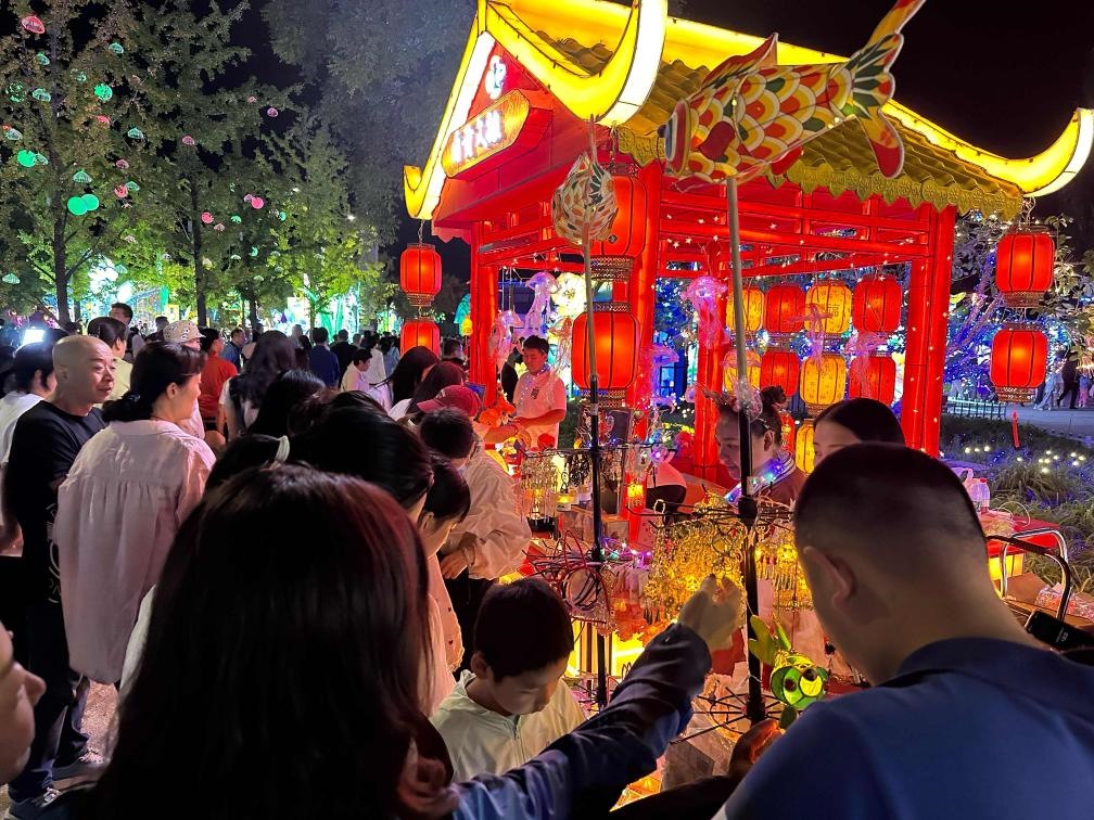 市民游客在2024年北京中秋國慶彩燈游園會(huì)上選購特色文創(chuàng)商品。新華社記者楊淑君 攝