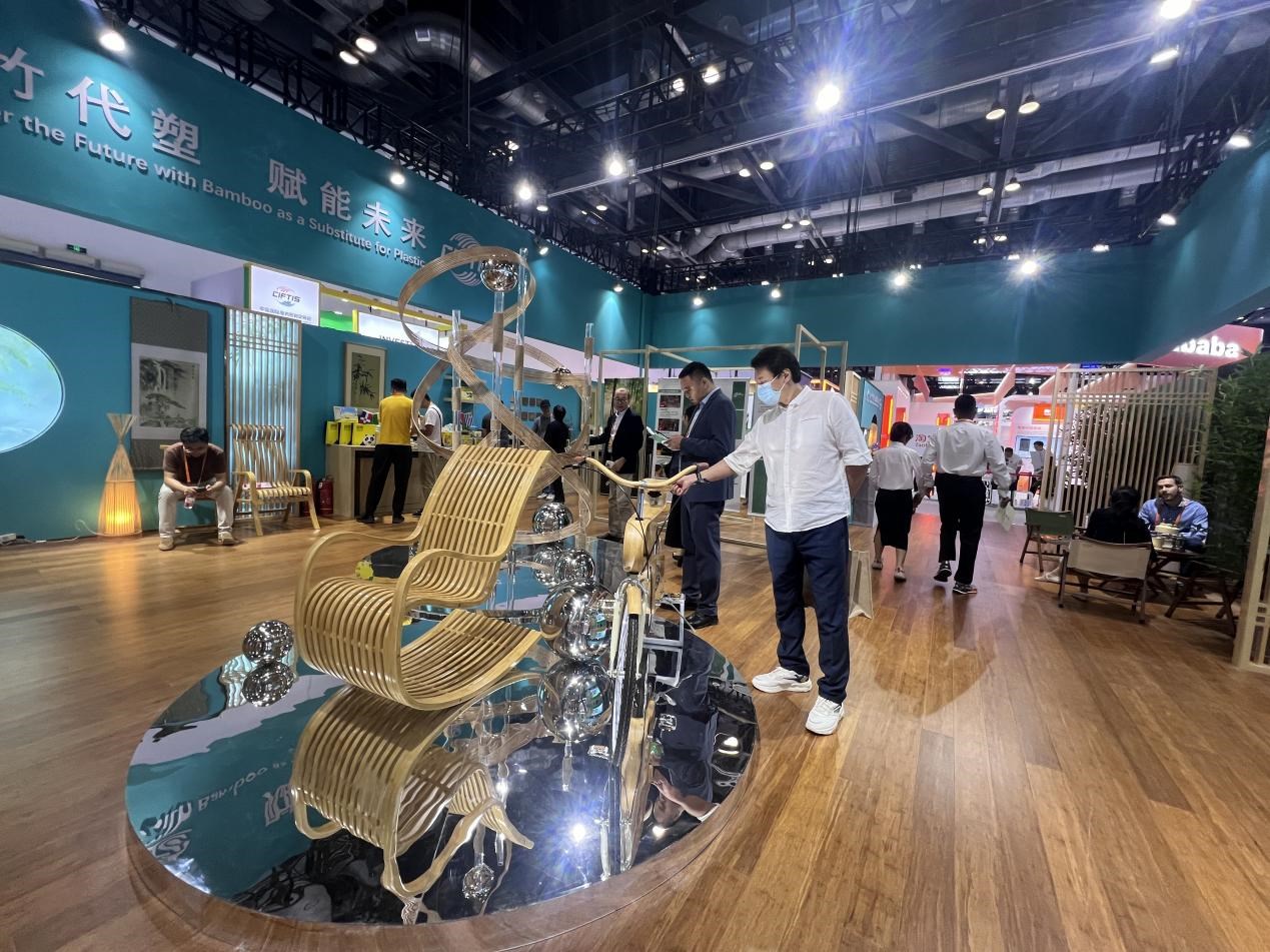 展會期間，國際竹藤組織展臺展出的竹藤制品。人民網(wǎng) 歐陽易佳攝