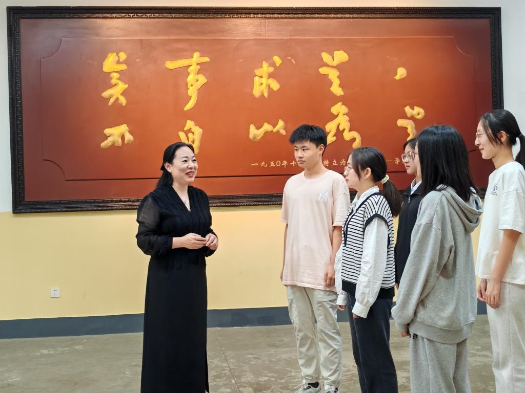 湖南第一師范學(xué)院思政課教師正在為學(xué)生講述紅色校史。（受訪(fǎng)者供圖）