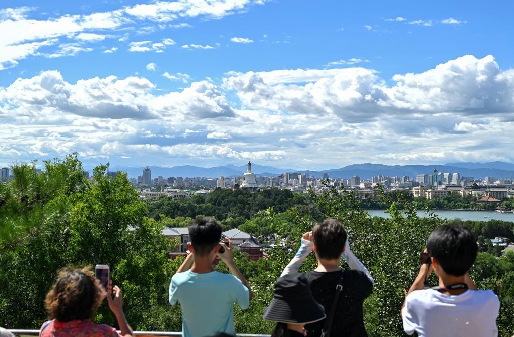 2024年8月12日北京天氣晴好，游客從景山上拍攝遠(yuǎn)處的北海公園。新華社記者李鑫 攝