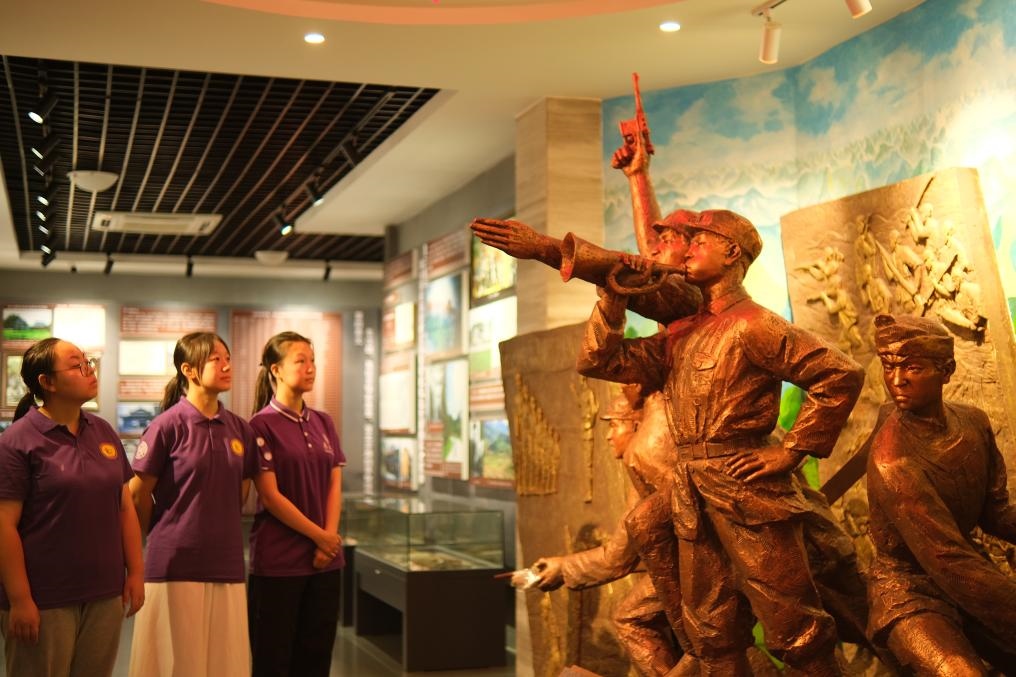 7月26日，南開(kāi)大學(xué)實(shí)踐隊(duì)在環(huán)江革命陳列館了解毛南族人民在黨的領(lǐng)導(dǎo)下進(jìn)行革命斗爭(zhēng)的歷程。（受訪(fǎng)者供圖）