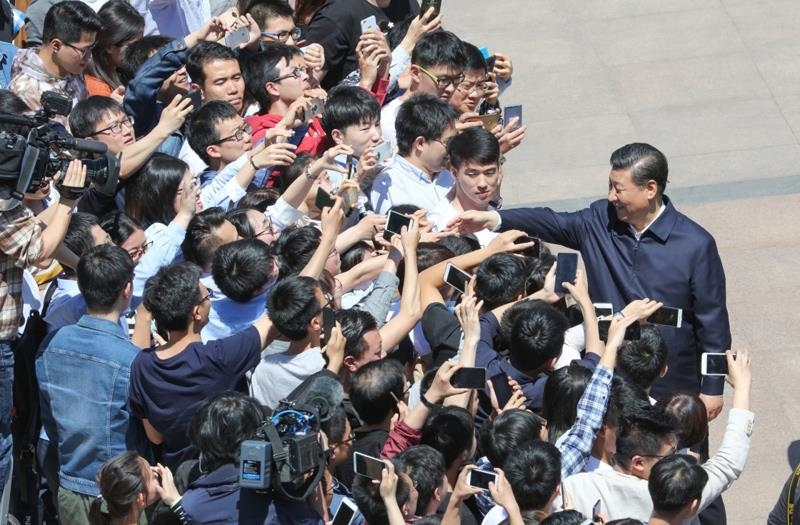 2018年5月2日，習(xí)近平總書記來到北京大學(xué)考察。這是總書記離開學(xué)校時(shí)同道路兩旁師生親切握手。