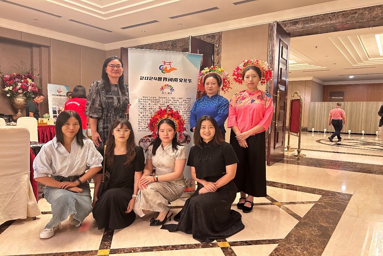 阿拉扎大學(xué)孔子學(xué)院老師和簪花圍傳承人合影。阿拉扎大學(xué)孔子學(xué)院供圖