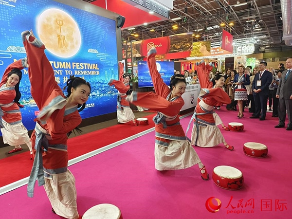 “你好！中國(guó)”展臺(tái)開(kāi)幕式上的中國(guó)傳統(tǒng)舞蹈表演。人民網(wǎng)記者 尚凱元攝