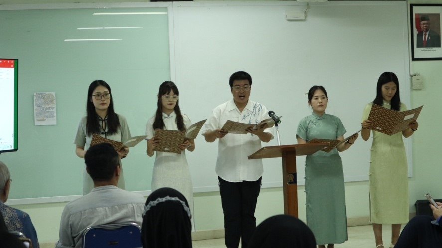 阿拉扎大學(xué)孔子學(xué)院志愿者教師表演詩(shī)朗誦?；顒?dòng)主辦方供圖