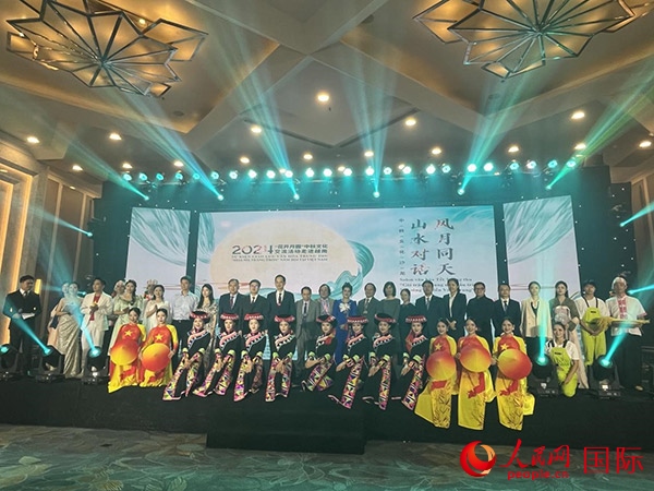 兩國嘉賓與中越藝術(shù)家現(xiàn)場合影。人民網(wǎng)記者 楊曄攝