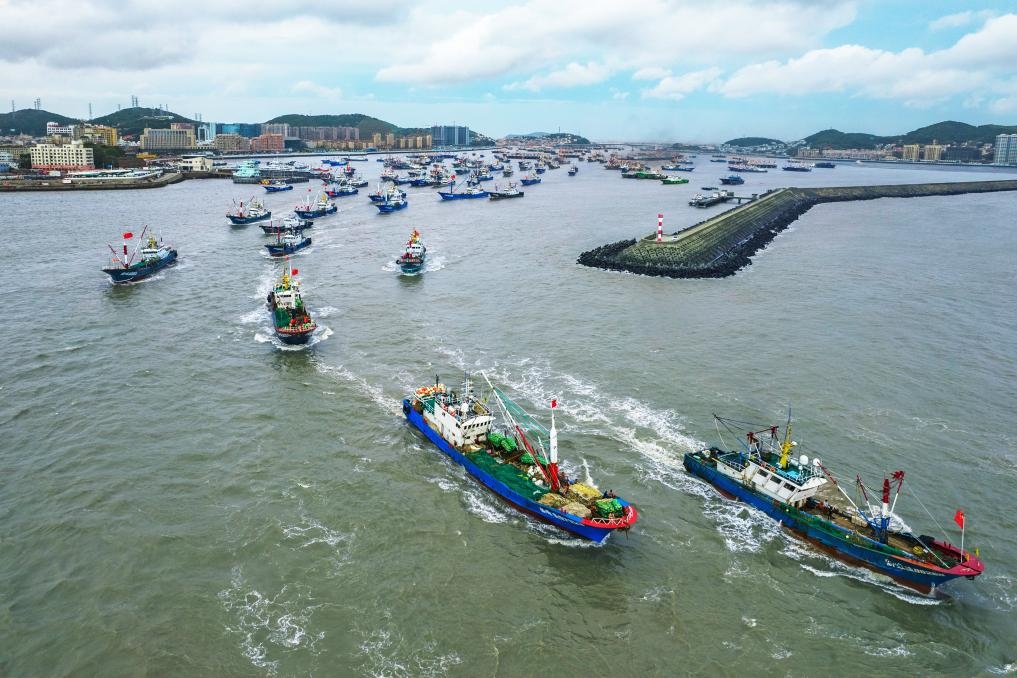 舟山沈家門水域漁船集中出海。（浙江海事局供圖）