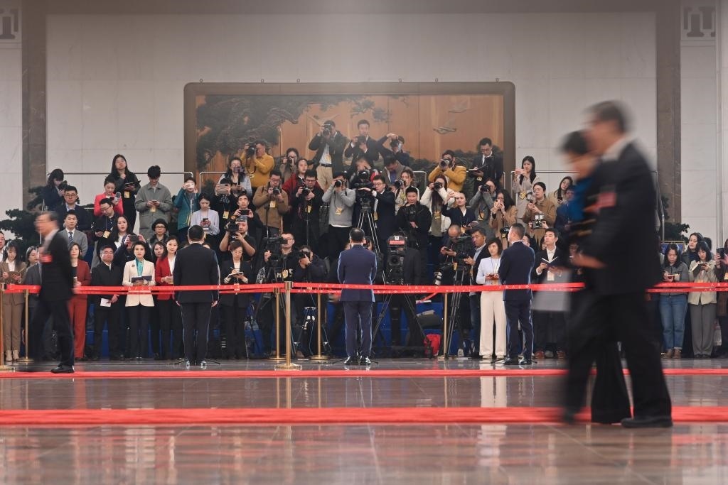 2024年3月10日，全國(guó)政協(xié)十四屆二次會(huì)議第三場(chǎng)“委員通道”集體采訪活動(dòng)在北京人民大會(huì)堂舉行。新華社記者 宋為偉 攝