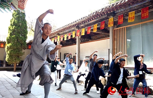 日本少林寺拳法青年代表團(tuán)體驗(yàn)體驗(yàn)少林十三拳。人民網(wǎng)記者 張靖攝