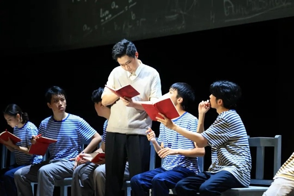 清華大學(xué)原創(chuàng)話(huà)劇《馬蘭花開(kāi)》在國(guó)家大劇院上演。校方供圖