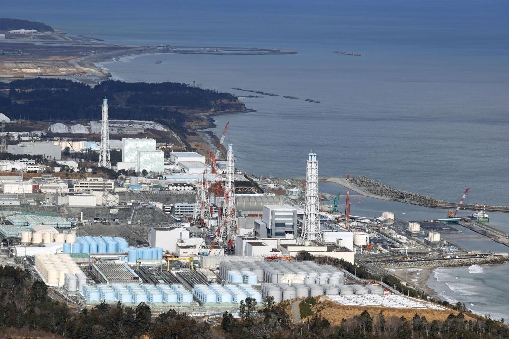 這是2021年1月8日拍攝的日本福島第一核電站和核污水儲水罐。（新華社/共同社）