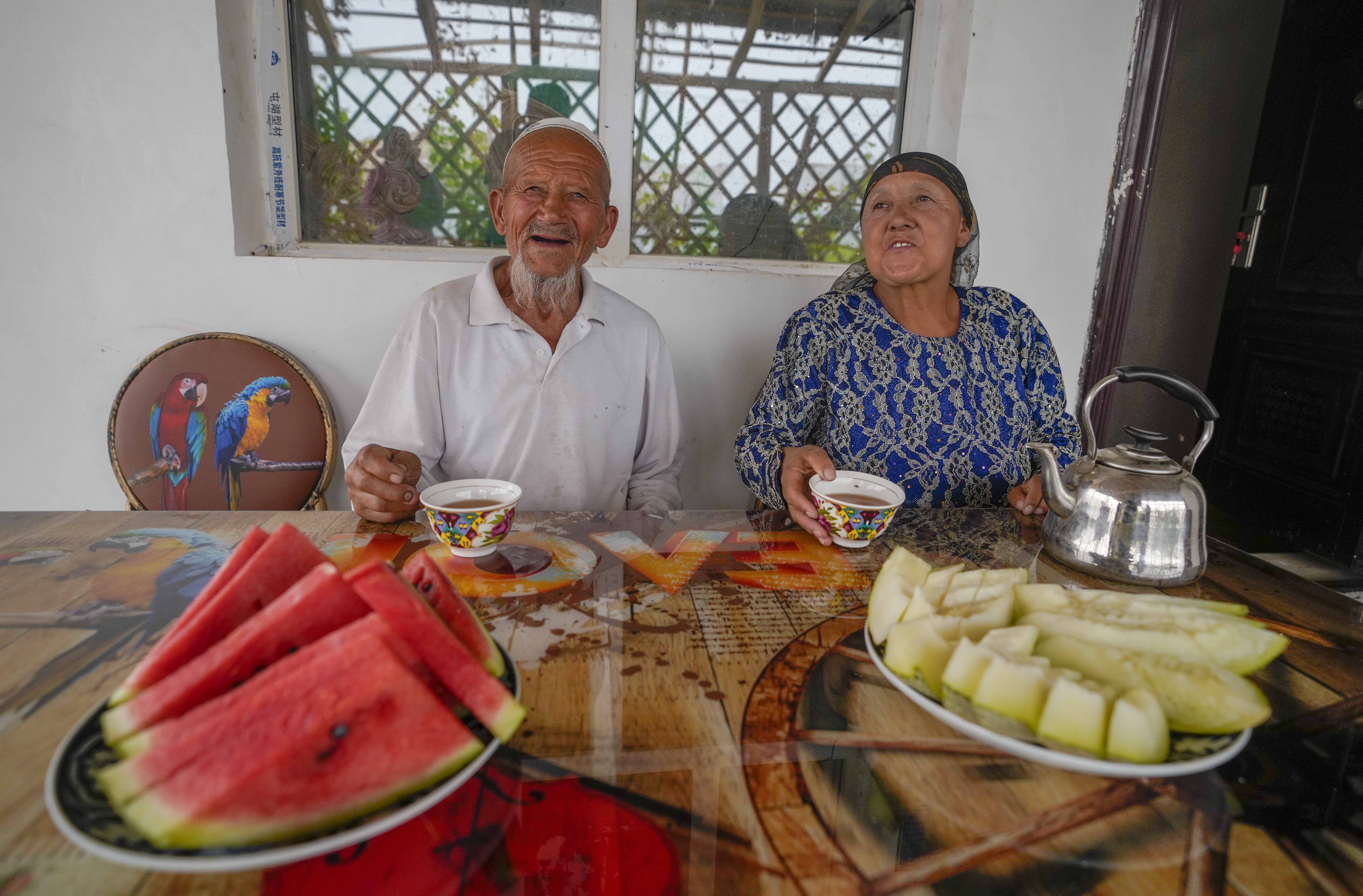在新疆喀什地區(qū)伽師縣江巴孜鄉(xiāng)依帕克其村57號，80歲的維吾爾族老人伊米提·艾山（左）在自家庭院中（2020年6月8日攝）。