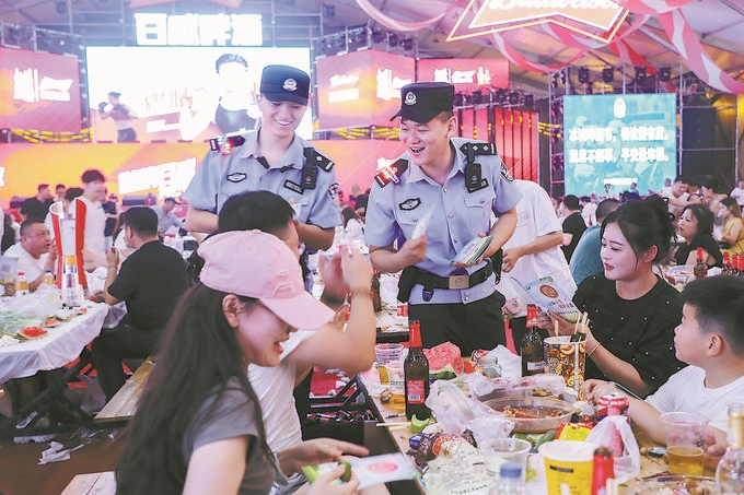 8月10日，黑龍江省哈爾濱市公安局松北分局民警輔警在啤酒大棚開展安全宣傳。史繼東攝