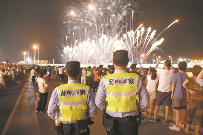 8月10日，黑龍江省哈爾濱市公安局松北分局民警輔警在啤酒大棚開展安全宣傳。史繼東攝