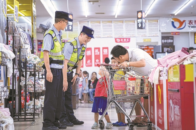 ?8月27日，貴州省凱里市公安局組織開展拉網(wǎng)式大排查，民警在超市和群眾交流。周國(guó)輝攝