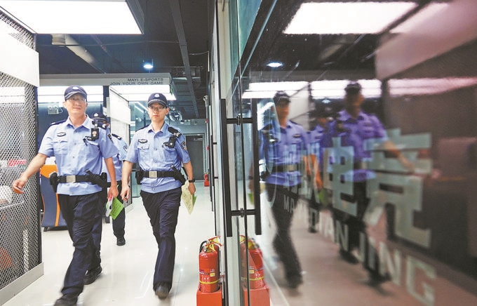 ▲7月6日，山西省新絳縣公安局龍興派出所組織警力對(duì)網(wǎng)吧等場(chǎng)所進(jìn)行集中治安檢查。高新生攝