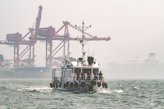 ?7月5日，秦皇島出入境邊防檢查站聯(lián)合秦皇島市公安局水陸巡特警支隊(duì)開展海上聯(lián)合巡航。陳凈萱攝