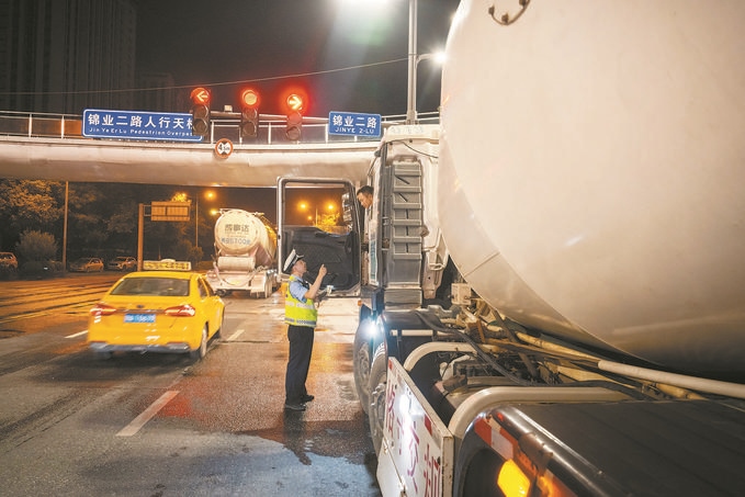 7月25日，陜西省西安市公安局交警支隊(duì)開展全市中重型貨車及面包車違法異地互查整治行動(dòng)。孫崇明攝